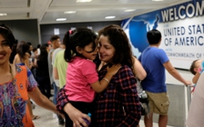 Tòa tối cao Mỹ: ông bà, cô dì... vẫn được bảo lãnh đến Mỹ