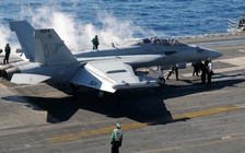 Hải quân Mỹ đình chỉ phi công vẽ 'của quý' trên trời