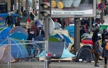 Dự luật mới đề xuất phạt tù đến 5 năm người nhập cư dùng giấy tờ giả ở Pháp