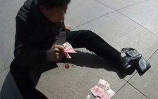 Ném tiền giữa đường để cầu cứu