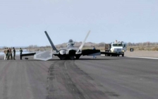 Tiêm kích F-22 trượt dài bằng bụng trên đường băng