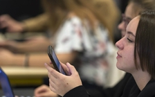 Pháp cấm học sinh dùng điện thoại di động trong trường