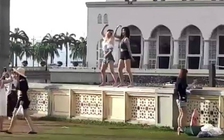 Nhảy nhót trước đền thờ Hồi giáo Malaysia, du khách Trung Quốc bị trục xuất