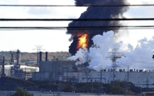 Cháy nổ nghiêm trọng tại nhà máy lọc dầu lớn nhất Canada