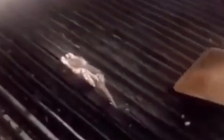 Nướng chuột trên bếp, hai nhân viên cửa hàng thức ăn nhanh bị sa thải