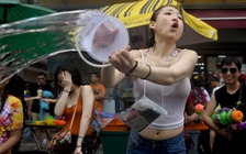 Người Thái ướt sũng trong lễ hội té nước Songkran
