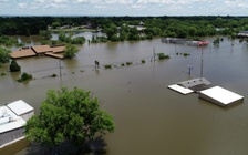 Chùm ảnh: Sau lốc xoáy, nhiều bang tại Mỹ chìm trong nước lũ