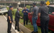 Quốc vương Malaysia dừng xe giúp người gặp nạn