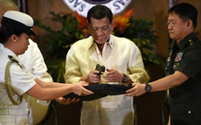 Tổng thống Duterte khuyến khích người dân bắn quan tham