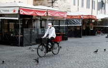 Vợ giữ thi thể chồng trong nhà vì lệnh cách ly tại Ý