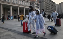 Hết phong tỏa, người dân mặc đồ bảo hộ lũ lượt rời Vũ Hán