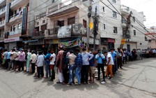 Dân Ấn Độ 'rồng rắn' mua rượu sau khi hết phong tỏa Covid-19