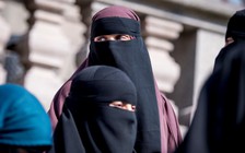 Bắt buộc đeo khẩu trang nhưng Pháp vẫn cấm khăn che mặt của người Hồi giáo