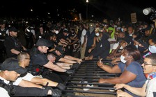 Tổng thống Trump cảnh báo người biểu tình Mỹ về chó dữ trong Nhà Trắng