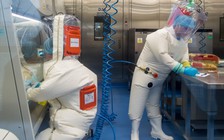 Cựu lãnh đạo tình báo Anh nói virus gây Covid-19 bắt nguồn từ phòng thí nghiệm