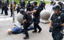 Hai cảnh sát xô ngã người biểu tình ở Mỹ bị buộc tội