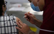 Tin dịch Covid-19 hôm nay 3.2: hơn 100 triệu liều vắc xin được phân phối