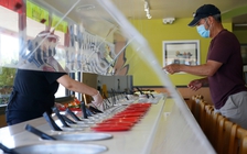 Bất chấp cảnh báo Covid-19, tiểu bang Mỹ tái mở cửa 100%