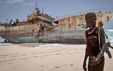 Mối nguy cướp biển từ vụ kẹt kênh đào Suez