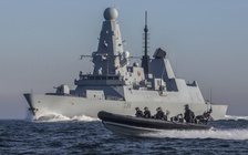 Máy bay Nga thả bom cảnh cáo tàu chiến Anh tại biển Đen?