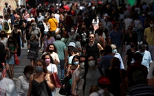 Người đã tiêm vắc xin Covid-19 có phải đeo khẩu trang, giãn cách?