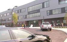 Viện phí 10.000 USD, khởi kiện đòi gần nửa triệu USD