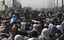 Hỗn loạn trong lúc tháo chạy khỏi Afghanistan, ít nhất 7 người thiệt mạng