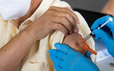 Chậm tiêm vắc xin Covid-19, kinh tế thế giới sẽ mất 2.348 tỉ USD