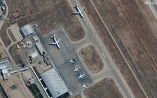 Nghị sĩ Mỹ cáo buộc Taliban giữ công dân lại sân bay làm 'con tin'