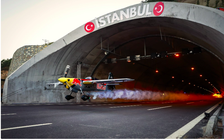 'Nín thở' với màn lái máy bay xuyên đường hầm của phi công Ý