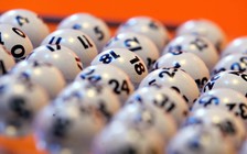 Mua nhầm hai tờ vé số giống nhau, trúng 2 giải 'trọn đời'