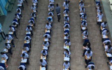 Hàng trăm học sinh làm bài ở sân trường