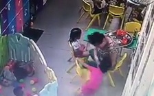 Bảo mẫu tát liên tiếp vào mặt trẻ mầm non