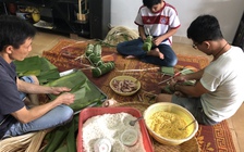 Người trẻ học gói bánh ngày tết