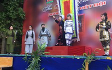 Dạy học sinh diễn hát bội