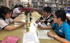 Cấm học sinh dùng điện thoại nhưng giáo viên trả lời tin nhắn liên tục trong giờ học