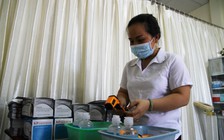 Mỗi học sinh lớp 12 nhận 2 khẩu trang vải miễn phí phòng dịch Covid-19