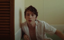 ‘Nam thần’ Troye Sivan kể về tuổi trẻ nổi loạn trong MV mới