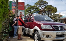 Quên khóa ô tô bị 'con nghiện' trộm túi xách