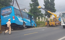 Xe khách tông xe máy rồi lao xuống mương, 1 người chết