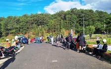 Bất chấp dịch Covid-19, hàng chục thanh thiếu niên vui chơi ở thắng cảnh hồ Tuyền Lâm