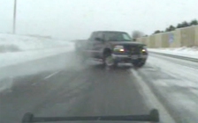 Xe bán tải mất lái, may mắn thoát nạn trong gang tấc