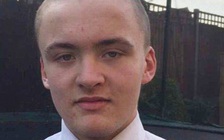 Bị ngưng học vì cạo đầu gây quỹ giúp bệnh nhân ung thư