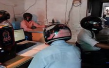 Viên chức Ấn Độ đội mũ bảo hiểm tại sở làm