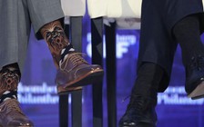 Thủ tướng Canada gây 'bão mạng' với đôi vớ độc