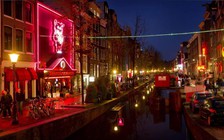 Amsterdam cấm khách đoàn tham quan phố đèn đỏ