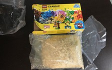 Mở hộp lego, phát hiện ma túy đá