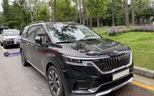 KIA Sedona 2021 bắt đầu lăn bánh trên đường phố
