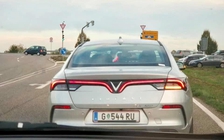 VinFast Lux A2.0 lăn bánh trên đường phố Đức