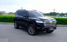 Toyota Land Cruiser 2022 chạy 'lướt' giá cao hơn xe mới tại Việt Nam